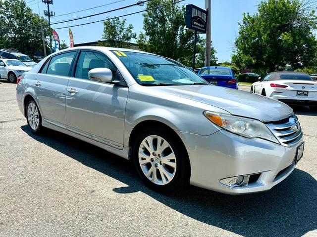 Photo of 2011 Classic Silver Metallic Toyota Avalon