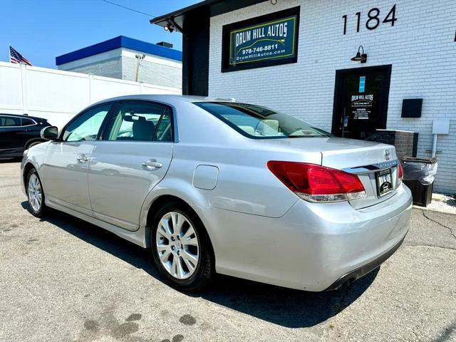Photo of 2011 Classic Silver Metallic Toyota Avalon