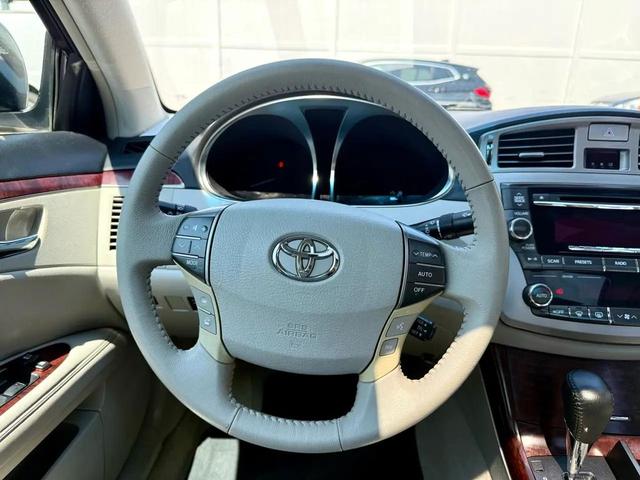 Photo of 2011 Classic Silver Metallic Toyota Avalon