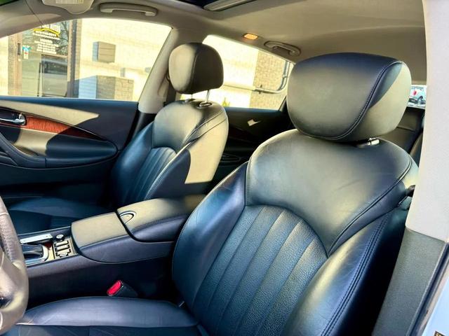 Photo of 2016 Majestic White INFINITI QX50