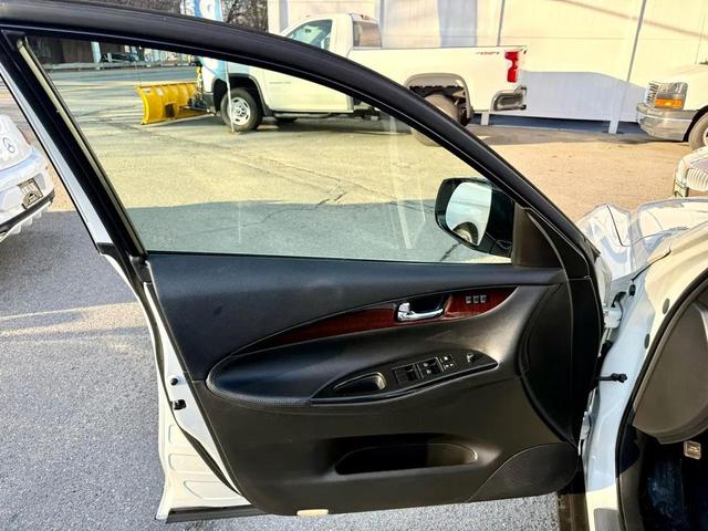 Photo of 2016 Majestic White INFINITI QX50