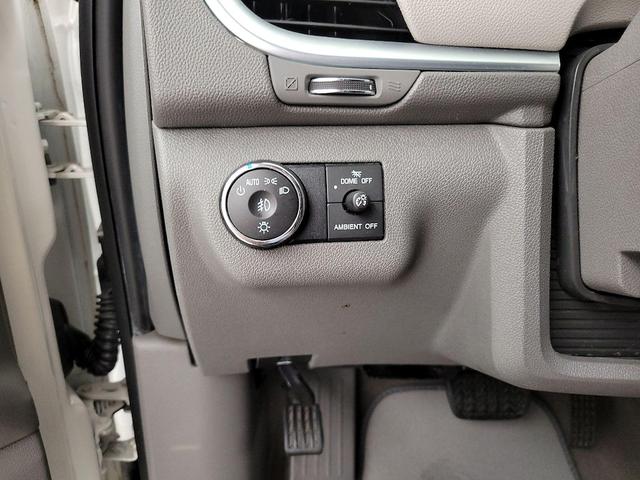 Photo of 2015 White Chevrolet Traverse