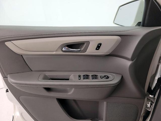 Photo of 2015 White Chevrolet Traverse