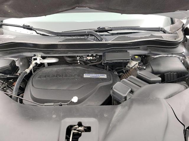 Photo of 2017 Silver Honda Pilot