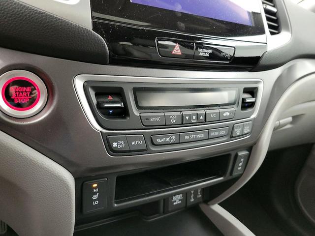 Photo of 2017 Silver Honda Pilot