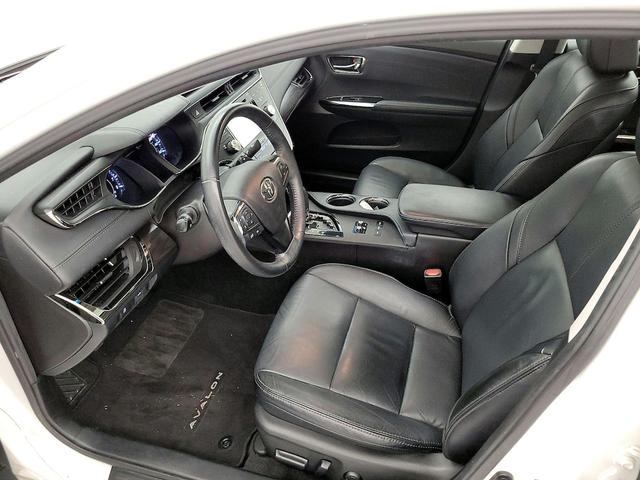 Photo of 2016 White Toyota Avalon
