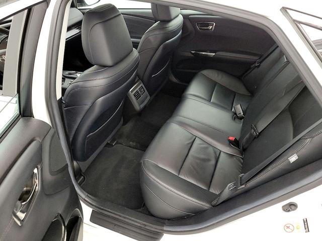 Photo of 2016 White Toyota Avalon