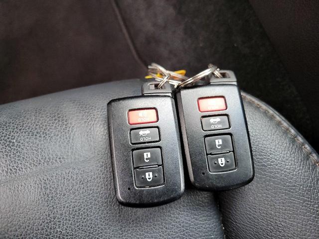Photo of 2016 White Toyota Avalon
