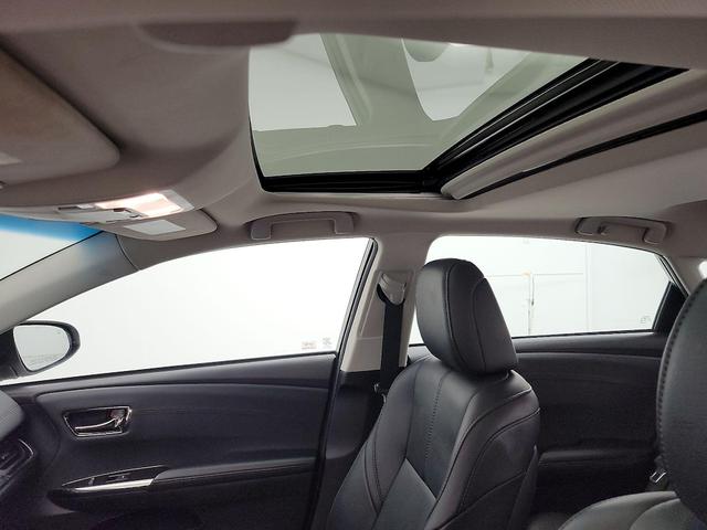 Photo of 2016 White Toyota Avalon