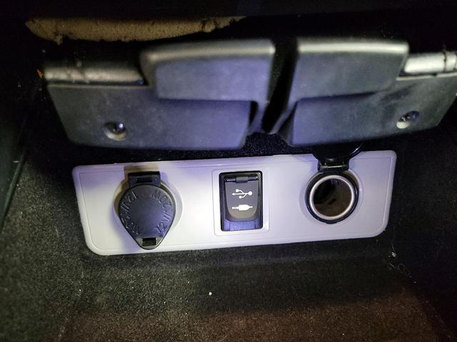 Photo of 2016 White Toyota Avalon