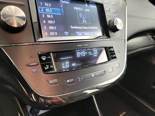 Photo of 2016 White Toyota Avalon