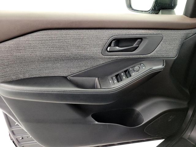 Photo of 2021 Gray Nissan Rogue