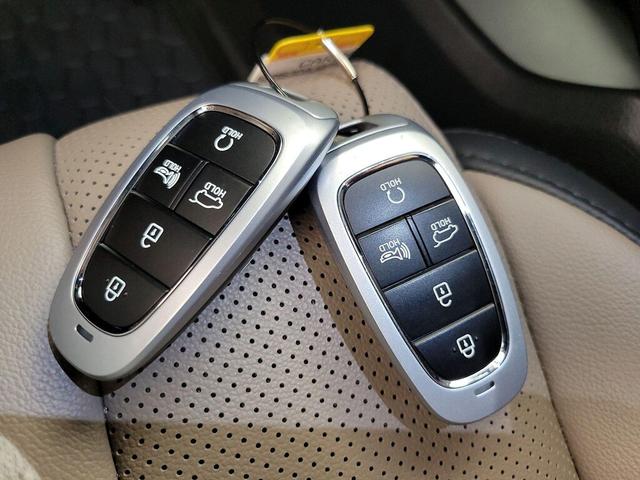 Photo of 2023 Red Hyundai SANTA FE