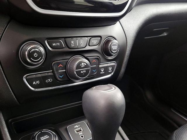 Photo of 2021 White Jeep Cherokee