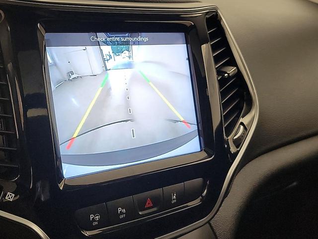 Photo of 2021 White Jeep Cherokee