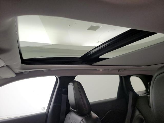 Photo of 2021 White Jeep Cherokee
