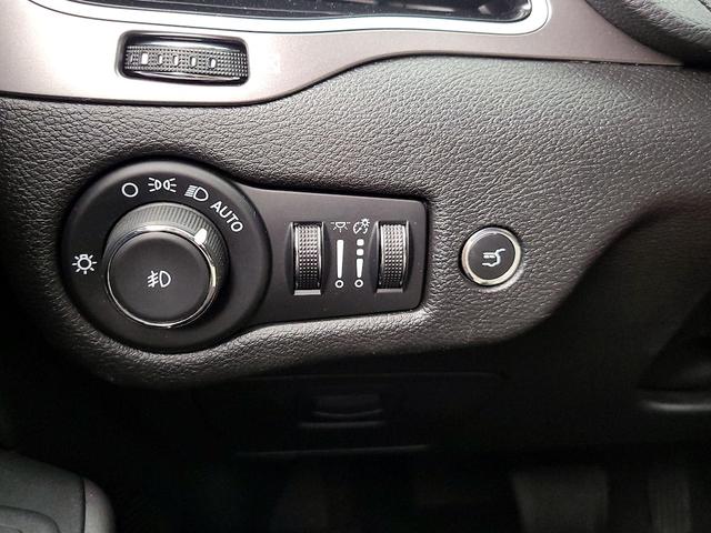 Photo of 2021 White Jeep Cherokee