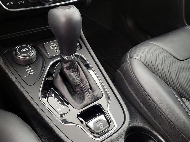 Photo of 2021 White Jeep Cherokee