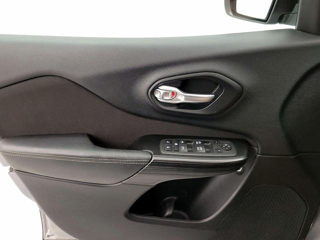 Photo of 2014 Silver Jeep Cherokee