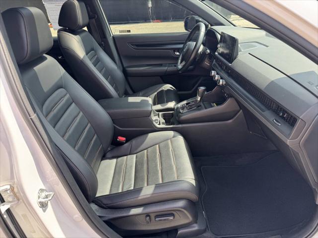Photo of 2024 White Honda CR-V Hybrid