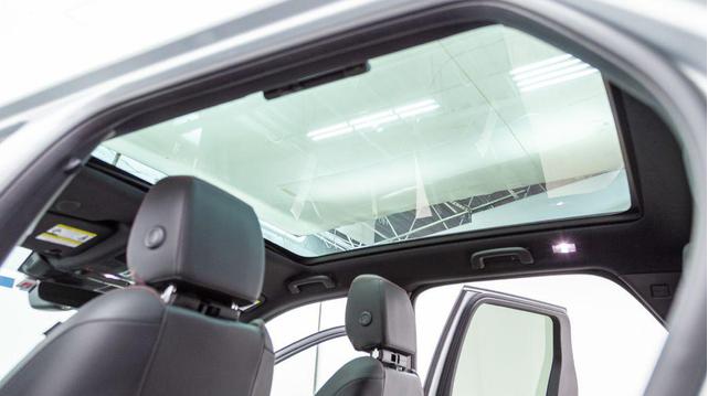 Photo of 2023 SILVER Land Rover Discovery Sport
