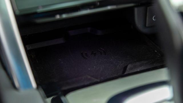 Photo of 2023 SILVER Land Rover Discovery Sport