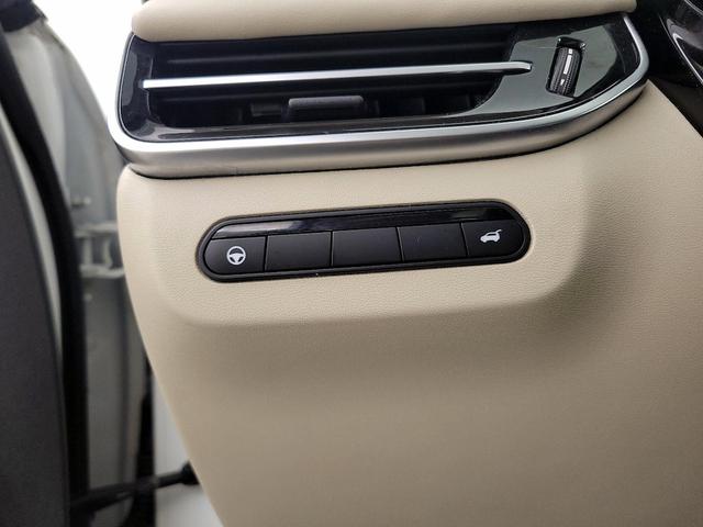 Photo of 2023 White INFINITI QX60