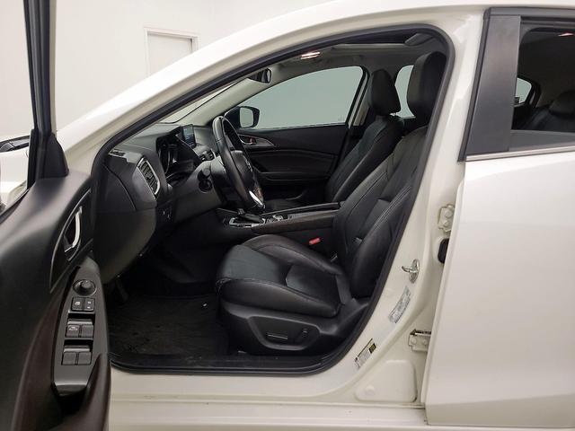 Photo of 2018 White Mazda Mazda3