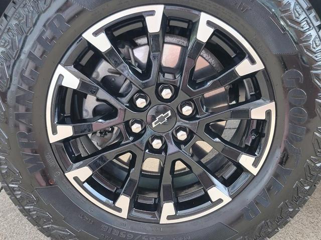 Photo of 2024 Summit White Chevrolet Traverse