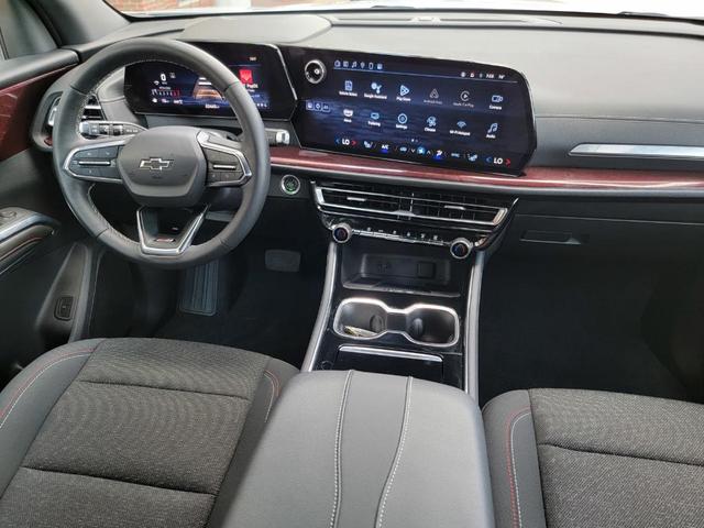 Photo of 2024 Summit White Chevrolet Traverse