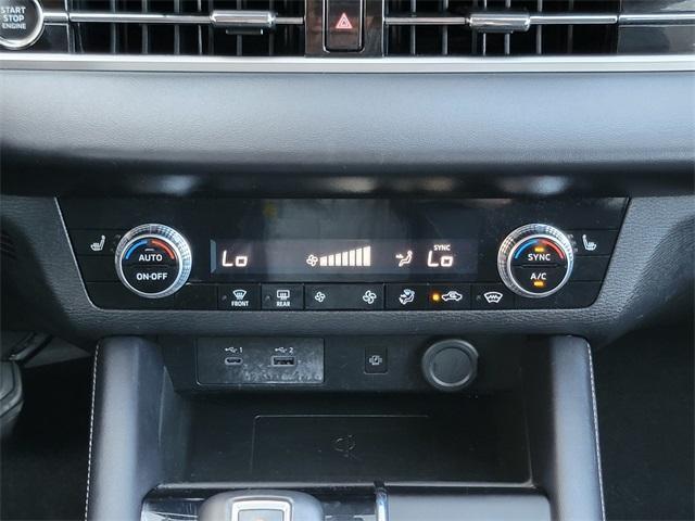 Photo of 2024 Mercury Gray Metallic Mitsubishi Outlander