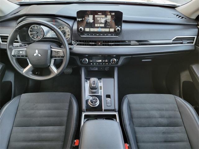 Photo of 2024 Mercury Gray Metallic Mitsubishi Outlander