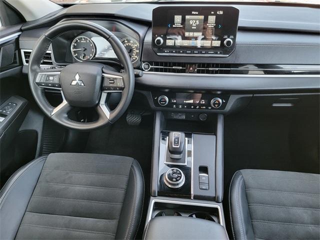Photo of 2024 Mercury Gray Metallic Mitsubishi Outlander