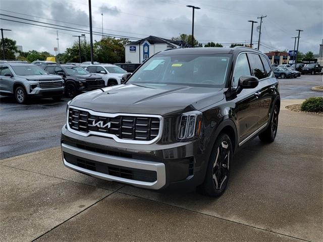 Photo of 2023 Dark Moss Kia Telluride