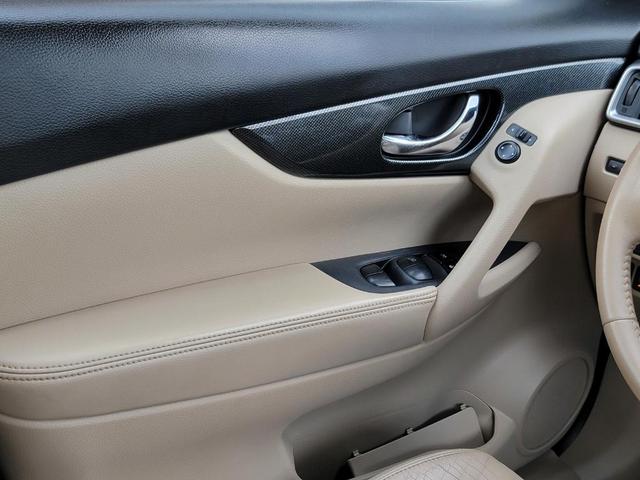 Photo of 2014 Super Black Nissan Rogue