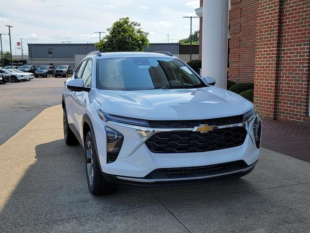 Photo of 2025 Summit White Chevrolet Trax