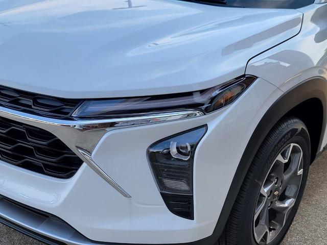 Photo of 2025 Summit White Chevrolet Trax