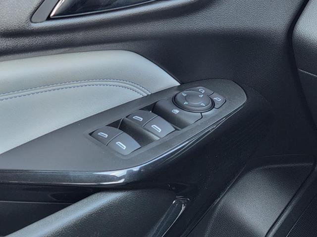 Photo of 2025 Summit White Chevrolet Trax