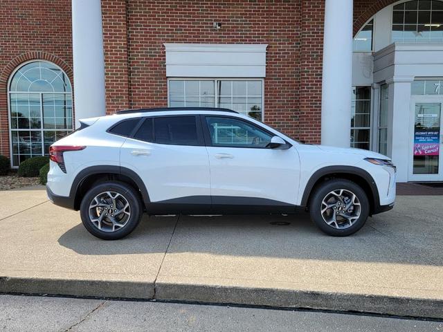 Photo of 2025 Summit White Chevrolet Trax