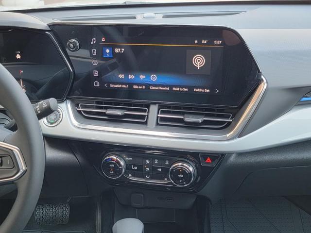 Photo of 2025 Summit White Chevrolet Trax