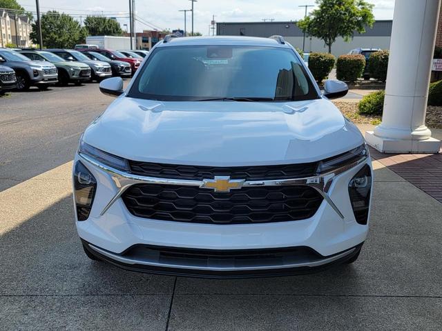 Photo of 2025 Summit White Chevrolet Trax