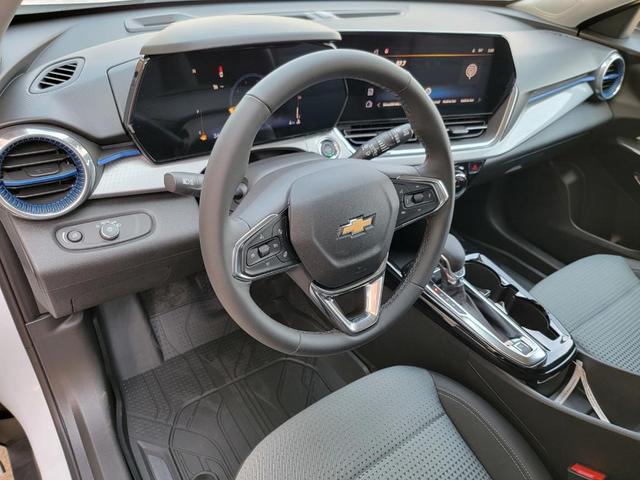 Photo of 2025 Summit White Chevrolet Trax
