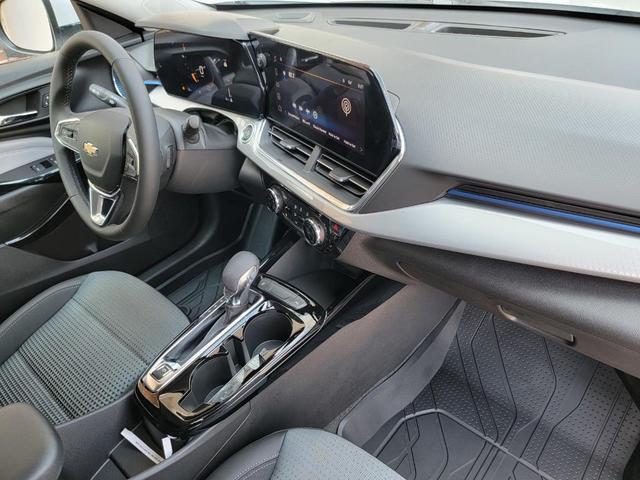 Photo of 2025 Summit White Chevrolet Trax