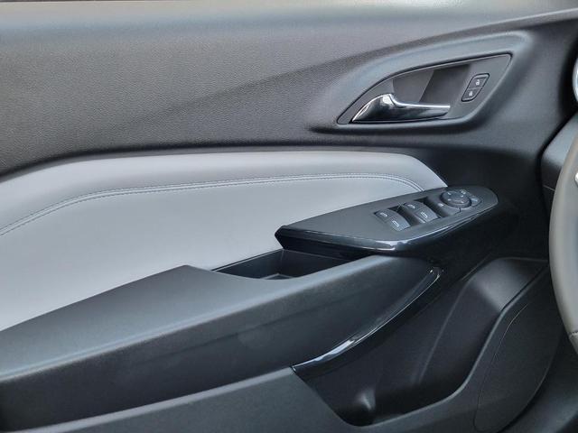 Photo of 2025 Summit White Chevrolet Trax