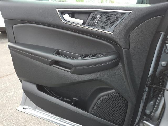 Photo of 2024 Silver Metallic Ford Edge