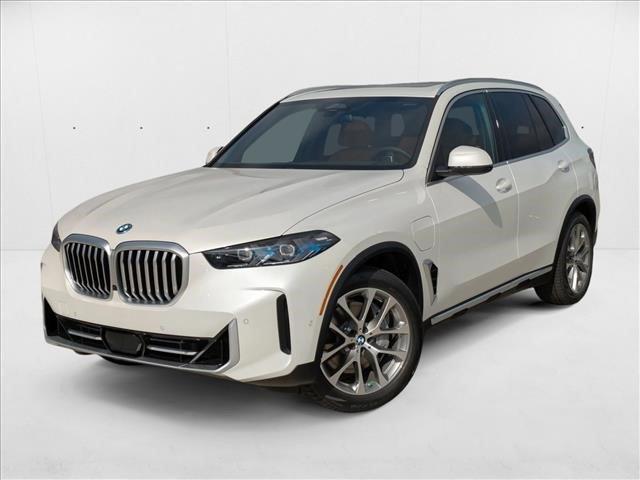 Photo of 2026 Mineral White Metallic BMW X5 PHEV