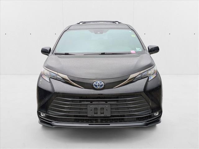 Photo of 2022 Midnight Black Metallic Toyota Sienna
