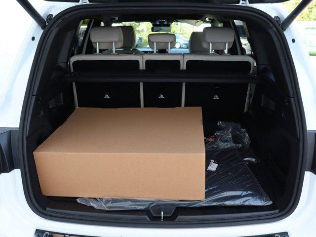 Photo of 2025 Polar White Mercedes-Benz GLB 250