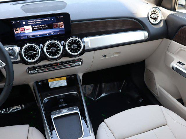 Photo of 2025 Polar White Mercedes-Benz GLB 250