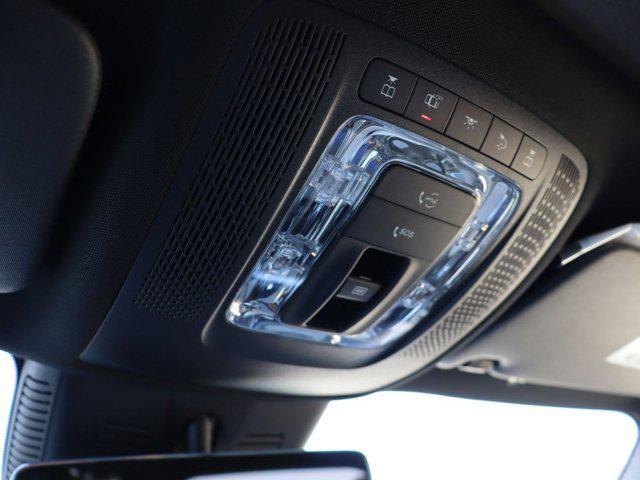 Photo of 2025 Polar White Mercedes-Benz GLB 250